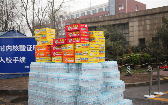 2月25日，山東金格瑞機械有限公司派代表來到齊魯師范學院捐贈防疫物資，保障校園防疫物品備足備齊，助力學校的疫情防控工作。