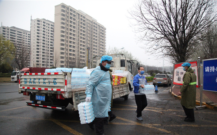2月25日，山東金格瑞機械有限公司派代表來到齊魯師范學院捐贈防疫物資，保障校園防疫物品備足備齊，助力學校的疫情防控工作。