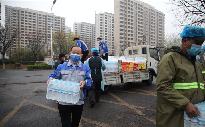 2月25日，山東金格瑞機械有限公司派代表來到齊魯師范學院捐贈防疫物資，保障校園防疫物品備足備齊，助力學校的疫情防控工作。