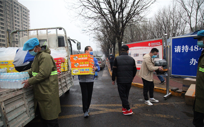 2月25日，山東金格瑞機械有限公司派代表來到齊魯師范學院捐贈防疫物資，保障校園防疫物品備足備齊，助力學校的疫情防控工作。