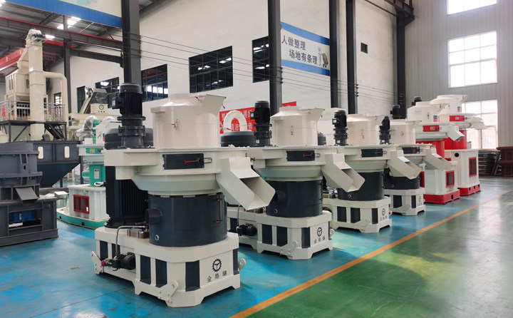 山東金格瑞顆粒機廠家負責免費提供制粒生產線方案，為每一位客戶進行試機；產品使用中，我們給客戶提供“保姆式”服務，定期進行電話回訪，定期進行現場專訪；讓您在產品使用過程中，放心、安心、舒心