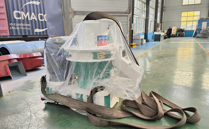 顆粒機單機時產量可以達到0.7-1噸，一天按照10小時計算，可以產出7-10噸成品顆粒，按照1噸顆粒最低100元錢利潤來計算，一天的利潤可以達到700-1000元。