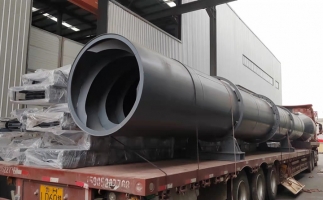 鋸末顆粒機裝車發貨，已做好安全防護